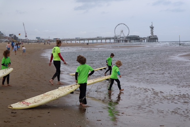 surfguppies bij DownUnder met de Pier op de achtergrond